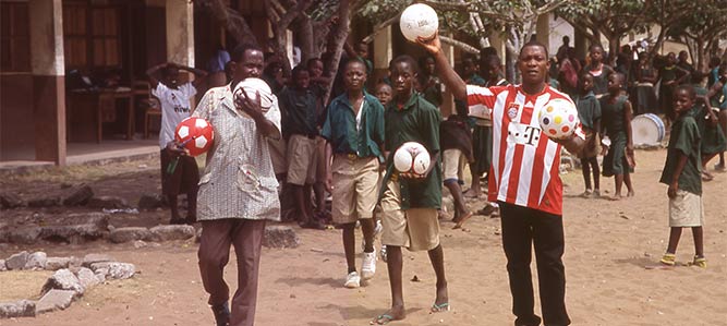 Unser Accountant Joseph Amissah im Fuballtrikot mit Schlern